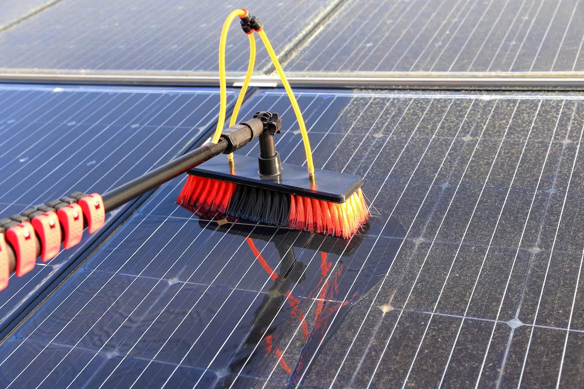 Gentle cleaning of solar modules with water